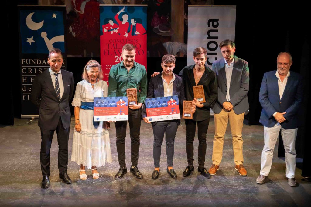 Los premiados en el Concurso posan junto a la presidenta de la Fundación, los representantes de ACCIONA y el director del Instituto Andaluz del Flamenco