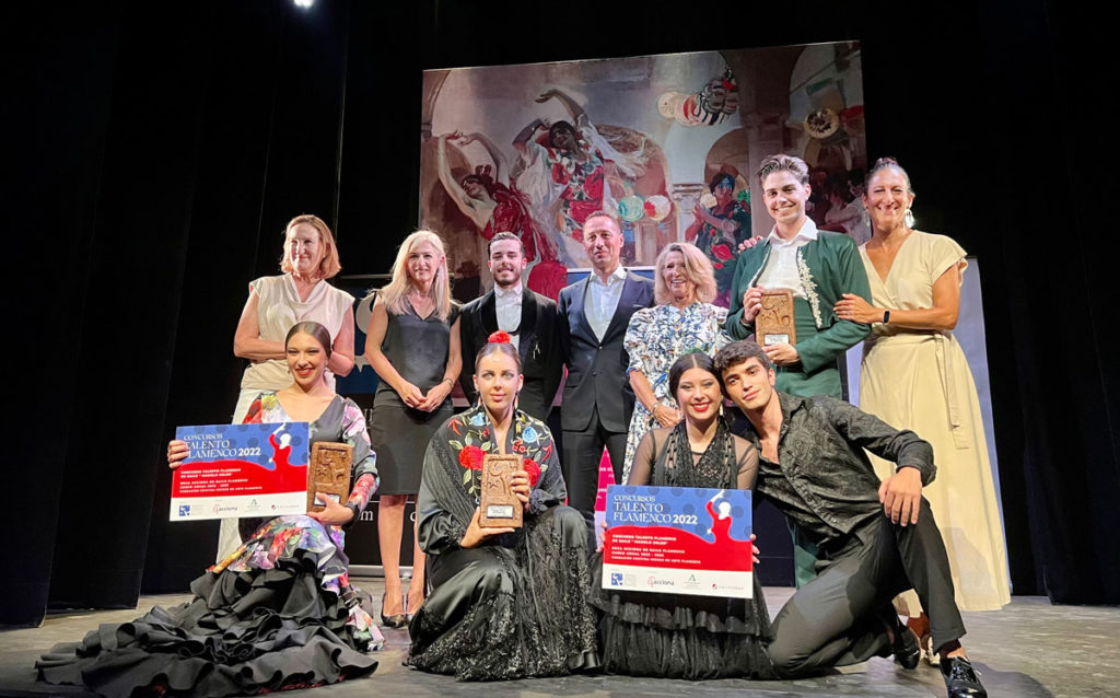 Foto de familia de los premiados en el Concurso Talento Flamenco de Baile con las autoridades