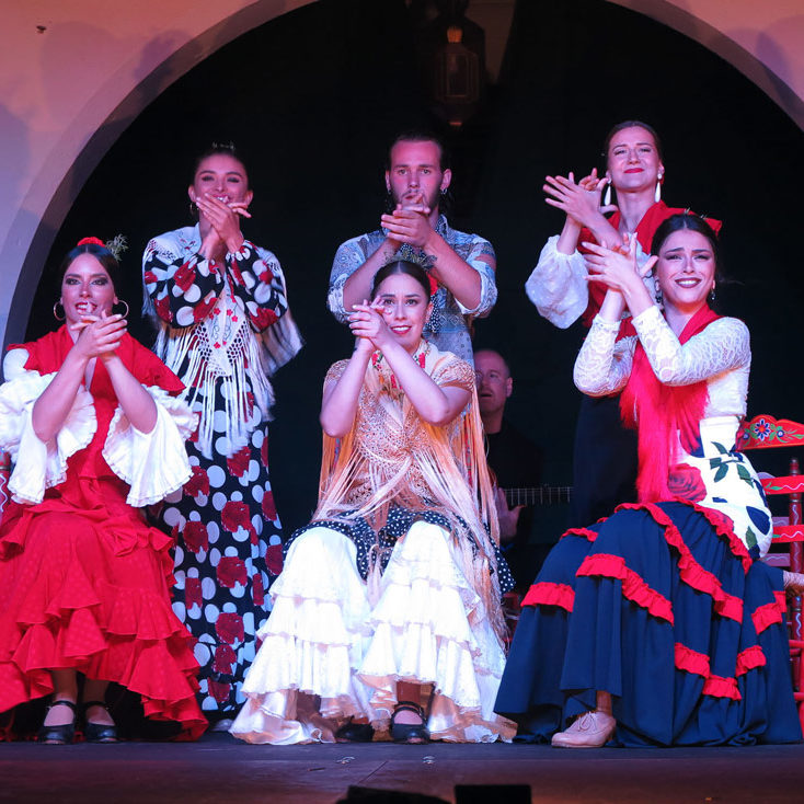 Alumnas del curso de baile flamenco avanzado durante una gala celebrada en el Alamillo